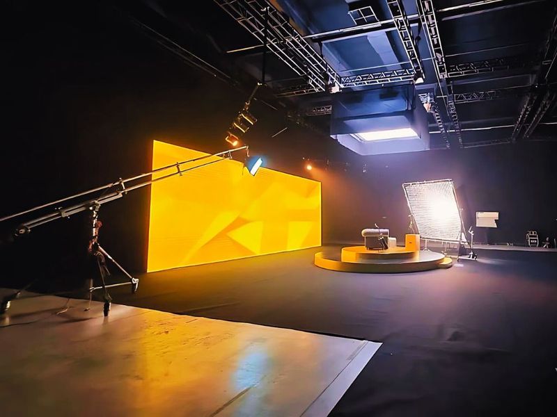 Painel de LED aceso durante gravação no estúdio da YAD