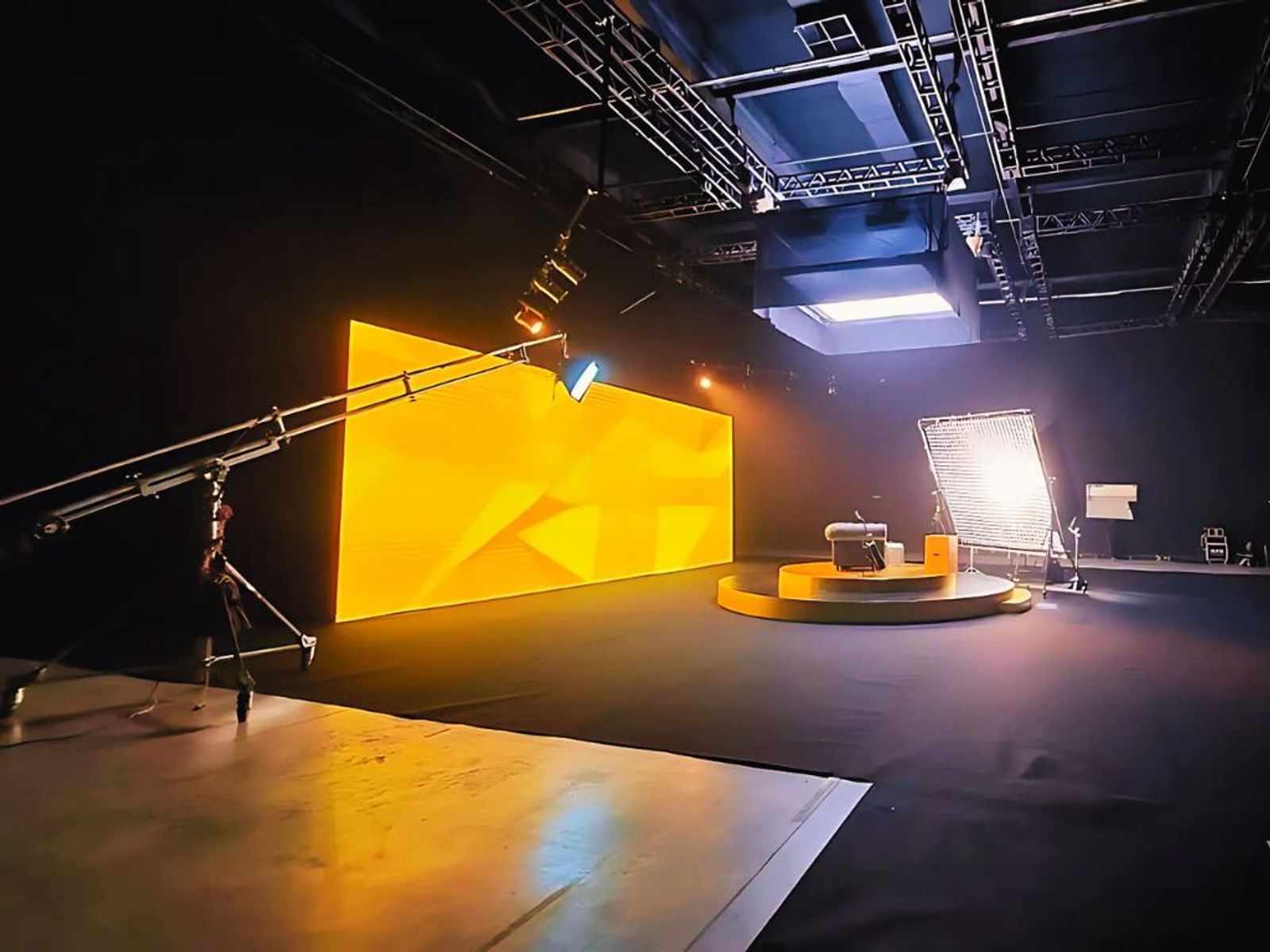 Painel de LED aceso durante gravação no estúdio da YAD