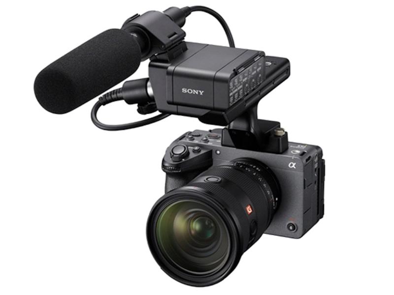 Câmera Sony FX5 full-frame compacta com a unidade de handle XLR acoplada na parte superior.