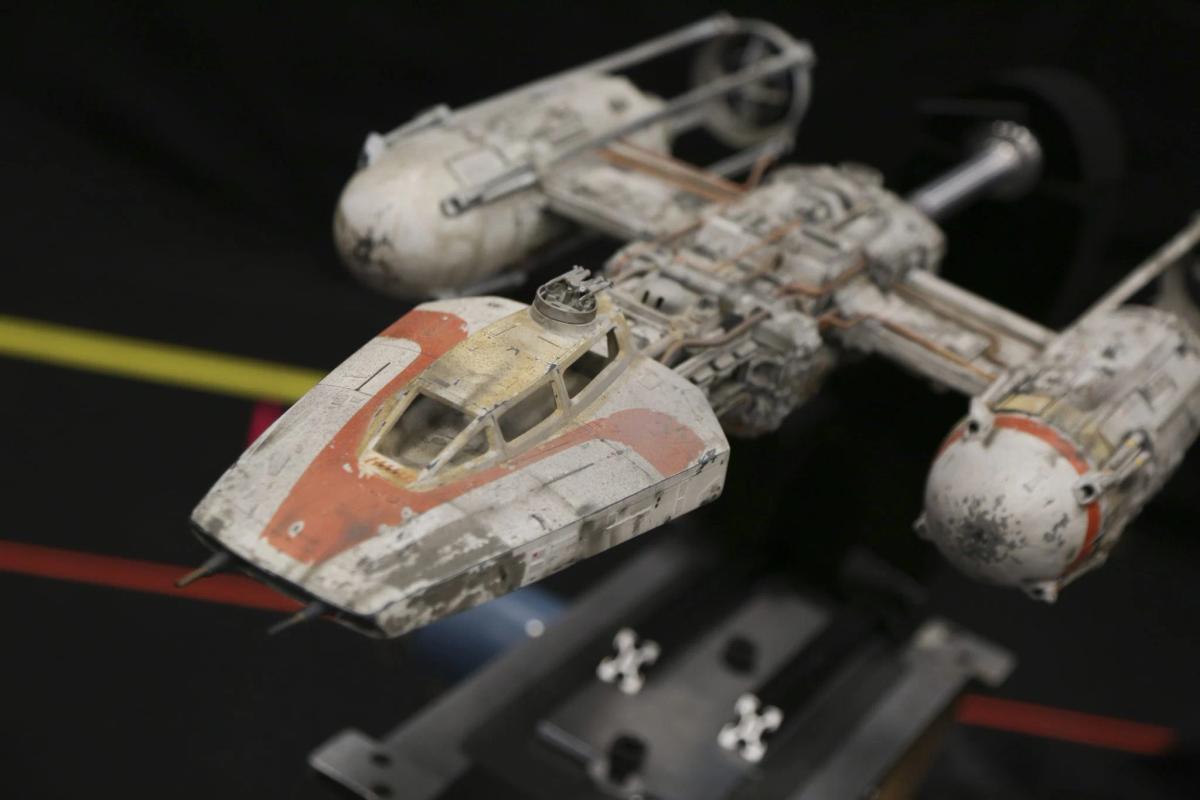 Um olhar mais atento ao cockpit desgastado e às listras vermelhas de esquadrão da Y-Wing.