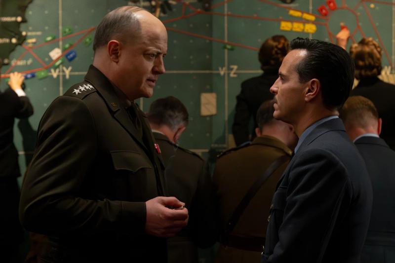 Brendan Fraser interpreta o general Dwight D. Eisenhower e Andrew Scott interpreta o meteorologista James Stagg no novo filme *Pressure*, sobre os momentos de tensão que antecederam a invasão do Dia D durante a Segunda Guerra Mundial.