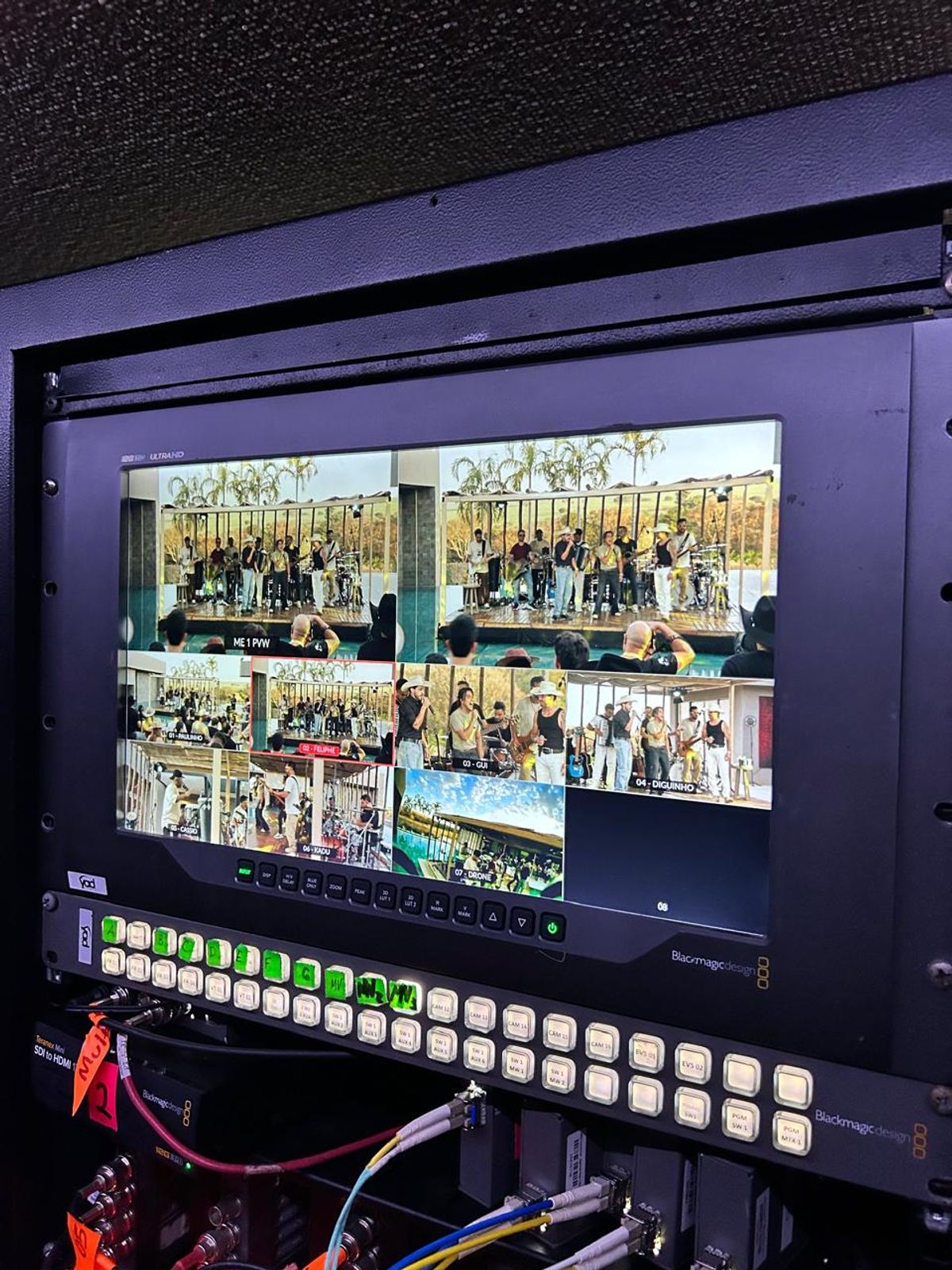 Monitor de multiview Blackmagic dentro da unidade, com as janelas das câmeras nomeadas pelos operadores e a fonte do drone