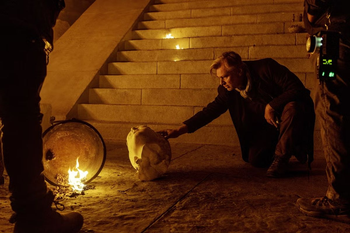 Chistopher Nolan nos bastidores das gravações do filme “A Odisseia” na cena da queda de Troia