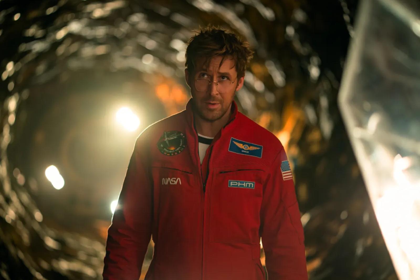 Cena do filme "Devoradores de Estrelas" com o ator Ryan Gosling no túnel entre as naves.