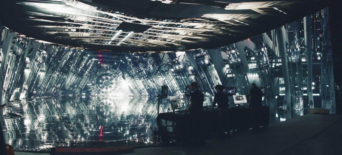 Painel de led curvo em um estúdio, projetando o interior de uma nave espacial.