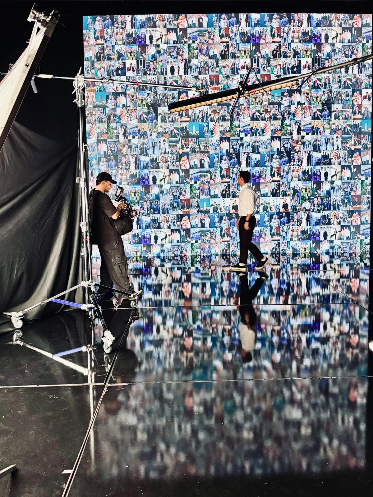 Equipe gravando candidato interagindo com painel de led de virtual production em São Paulo.