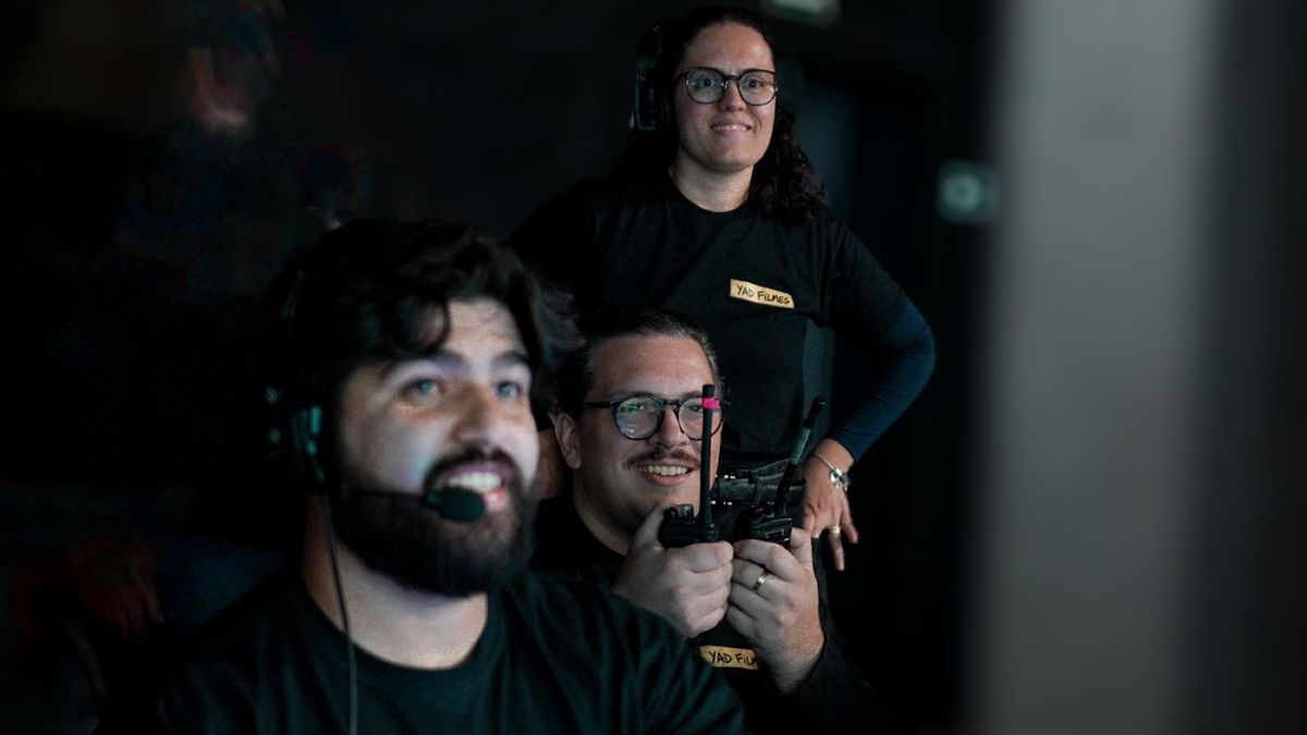 Equipe da YAD posicionando câmera durante gravação em estúdio