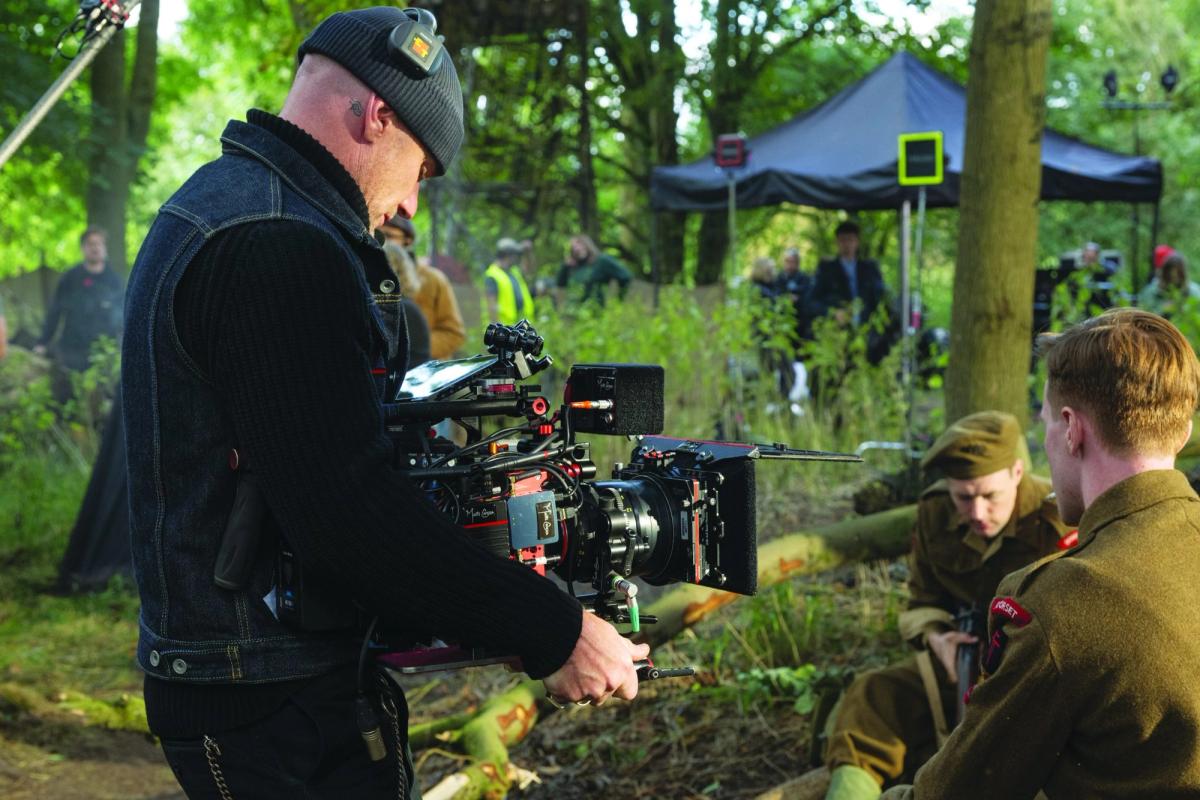 O diretor de fotografia Jamie D. Ramsay, BSC, SASC, prepara-se para filmar uma cena de *Pressure*.