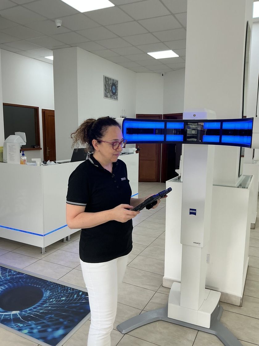 Bloz Eszter okleveles optometrista a ZEISS VISUFIT 1000 3D szkenner mellett