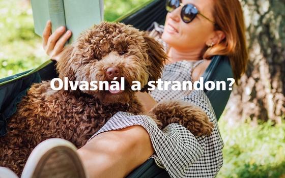 Napszemüveges hölgy olvas a szabadban — UV-védelem nyáron (ZEISS)