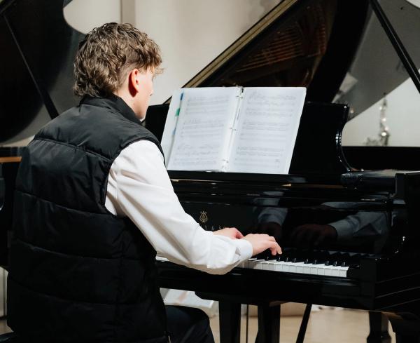 How Pianists Can Memorize Music with Confidence
