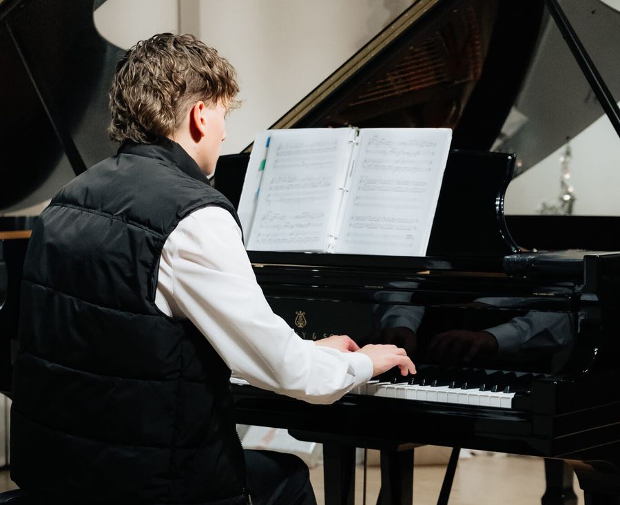 How Pianists Can Memorize Music with Confidence