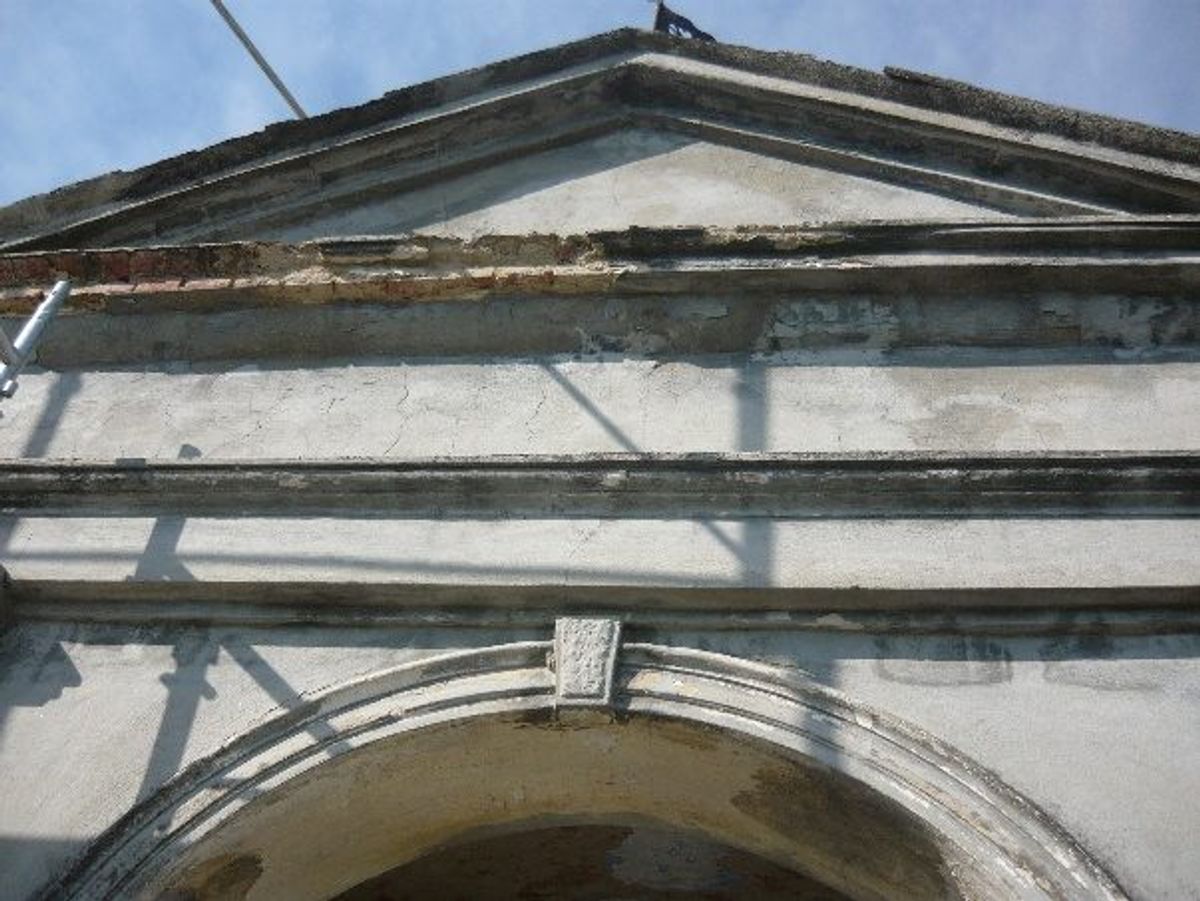 Cimitero di Ziano Piacentino — restauro conservativo: Timpano con distacchi di intonaco