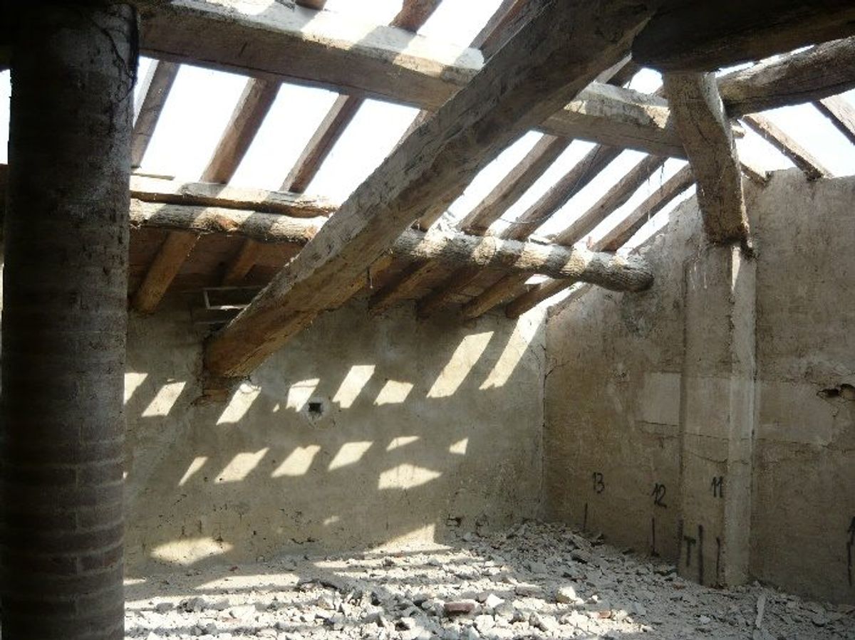 Casa del '900 — rifacimento totale: Sottotetto con struttura ammalorata