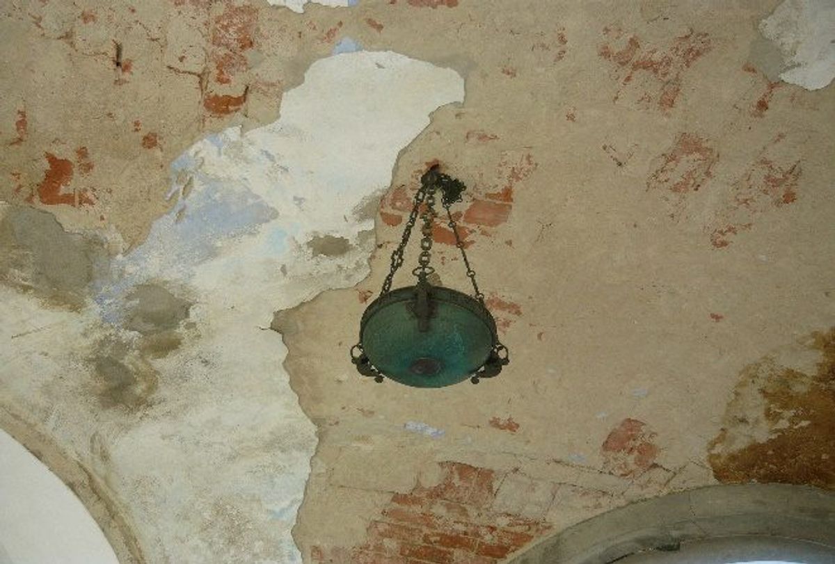 Cimitero di Ziano Piacentino — restauro conservativo: Superficie decorata prima del consolidamento