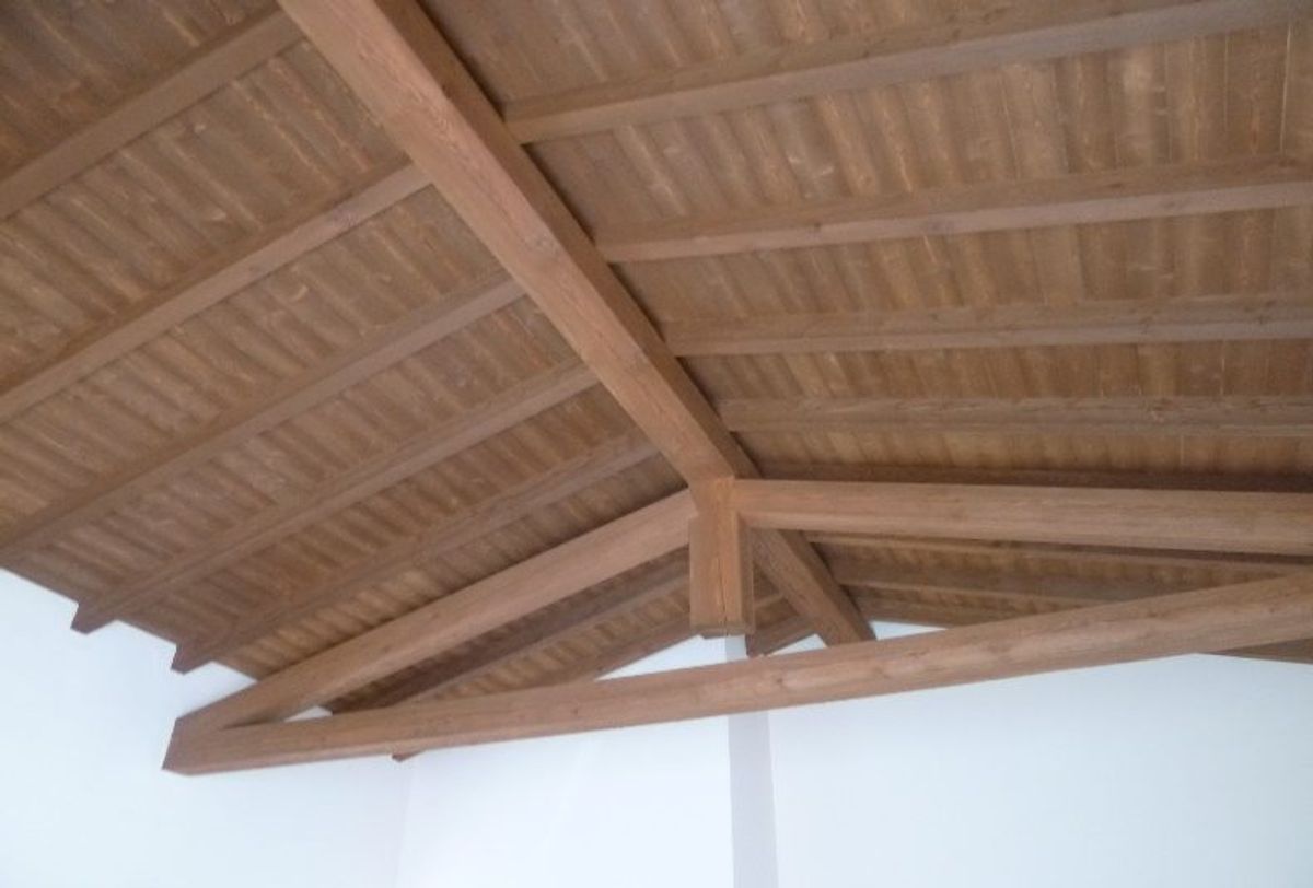 Fabbricato di servizio: Copertura in legno completata