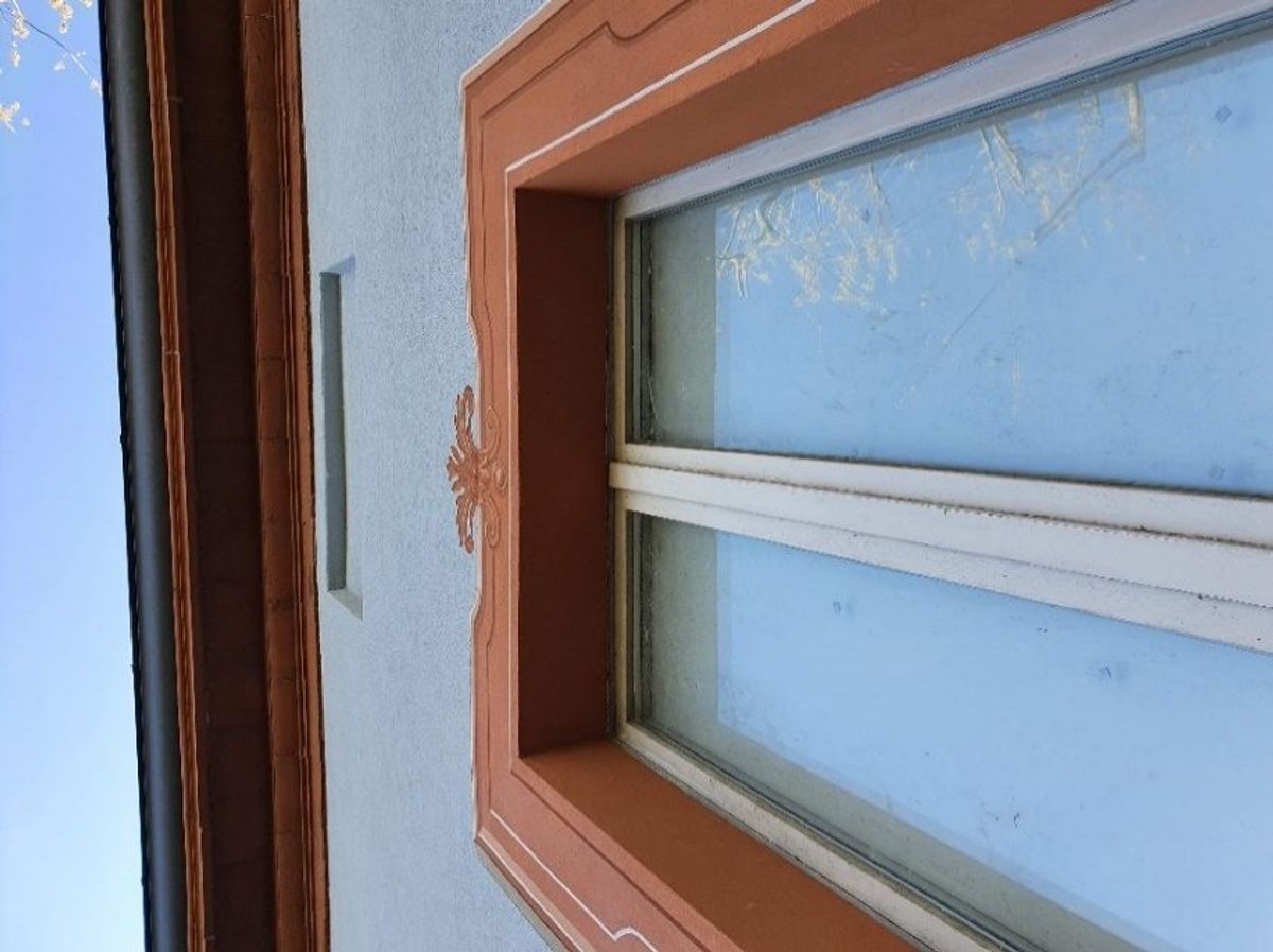 Casa dei primi del '900 — facciate e decori: Cornice di finestra ripristinata