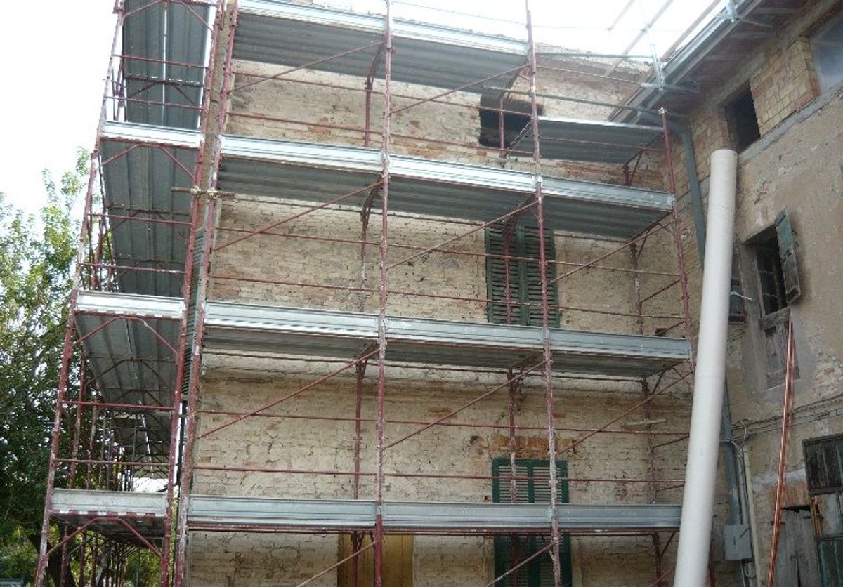 Casa del '900 — rifacimento totale: Facciata con ponteggio prima dell'intervento
