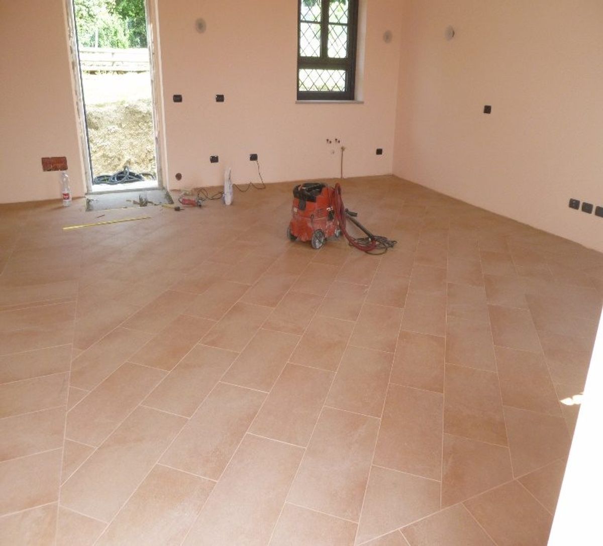 Fabbricato di servizio: Interno pavimentato e finito
