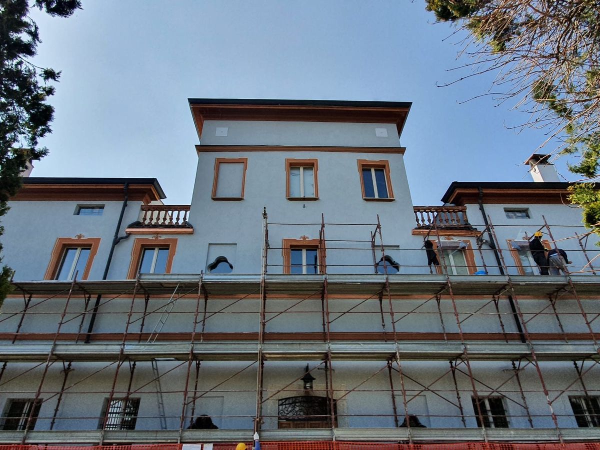 Casa dei primi del '900 — facciate e decori: Facciata con ponteggio, prima dell'intervento