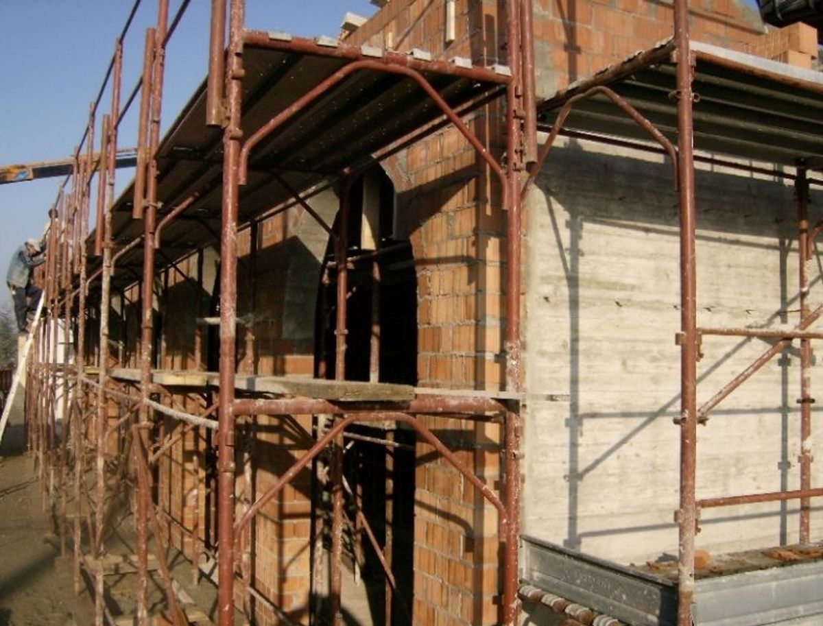 Ampliamento del nuovo cimitero: Struttura in elevazione con ponteggio di servizio