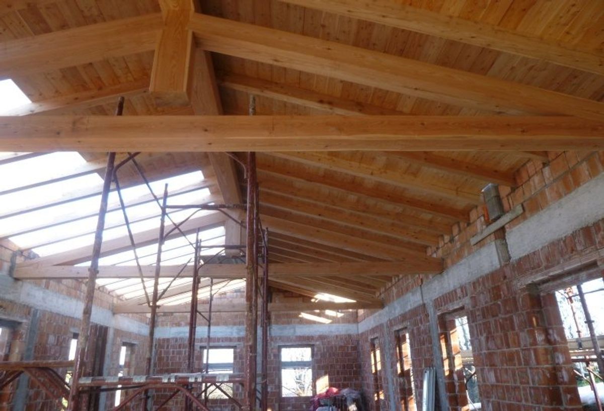Fabbricato di servizio: Montaggio della struttura di copertura in legno