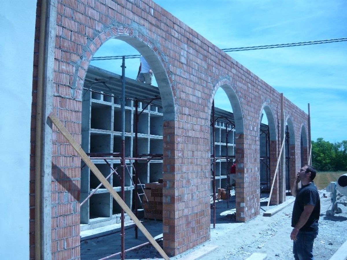 Ampliamento del nuovo cimitero: Arcate in muratura faccia a vista