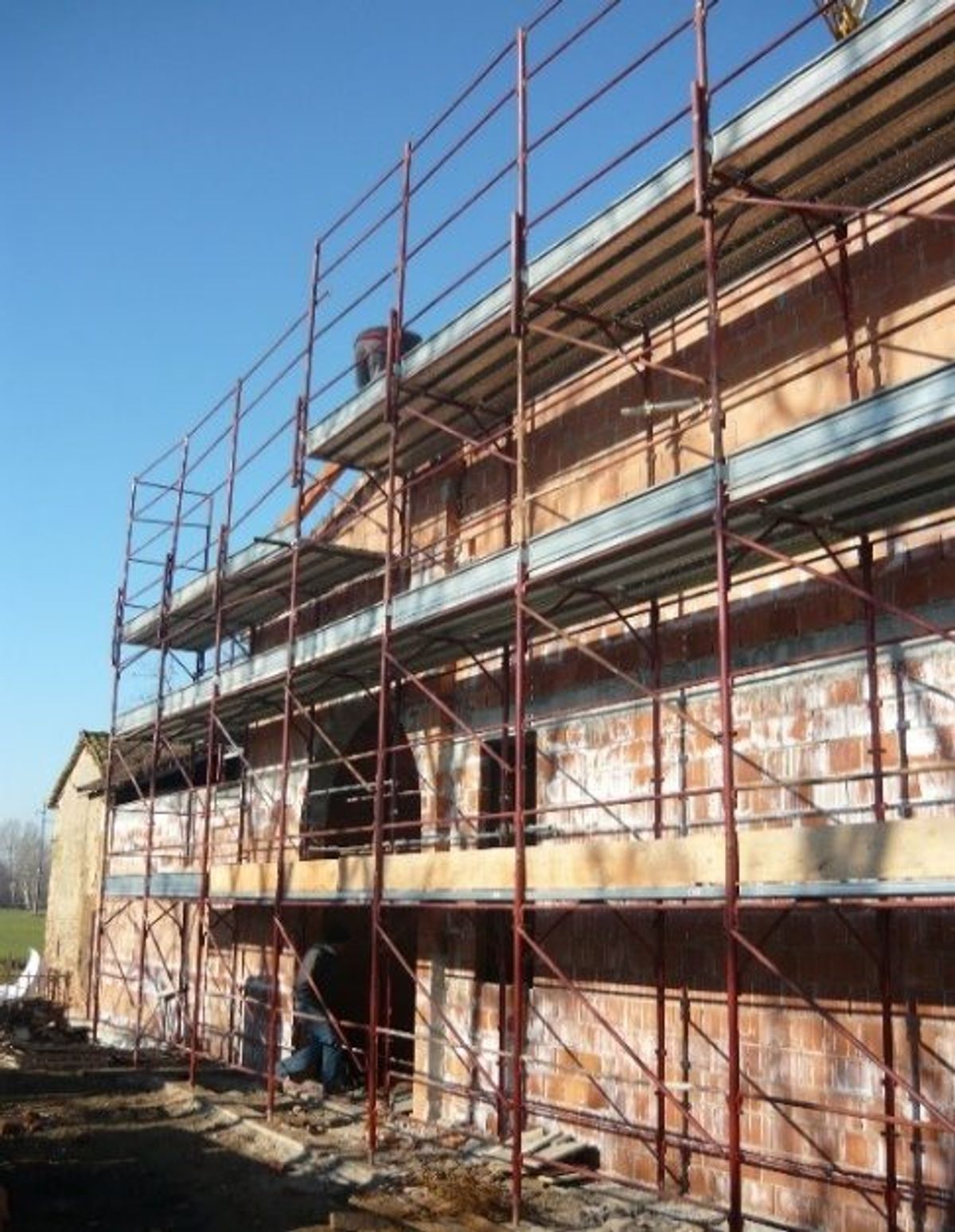 Palazzina residenziale — demolizione e rifacimento: Ponteggio e ricostruzione delle murature