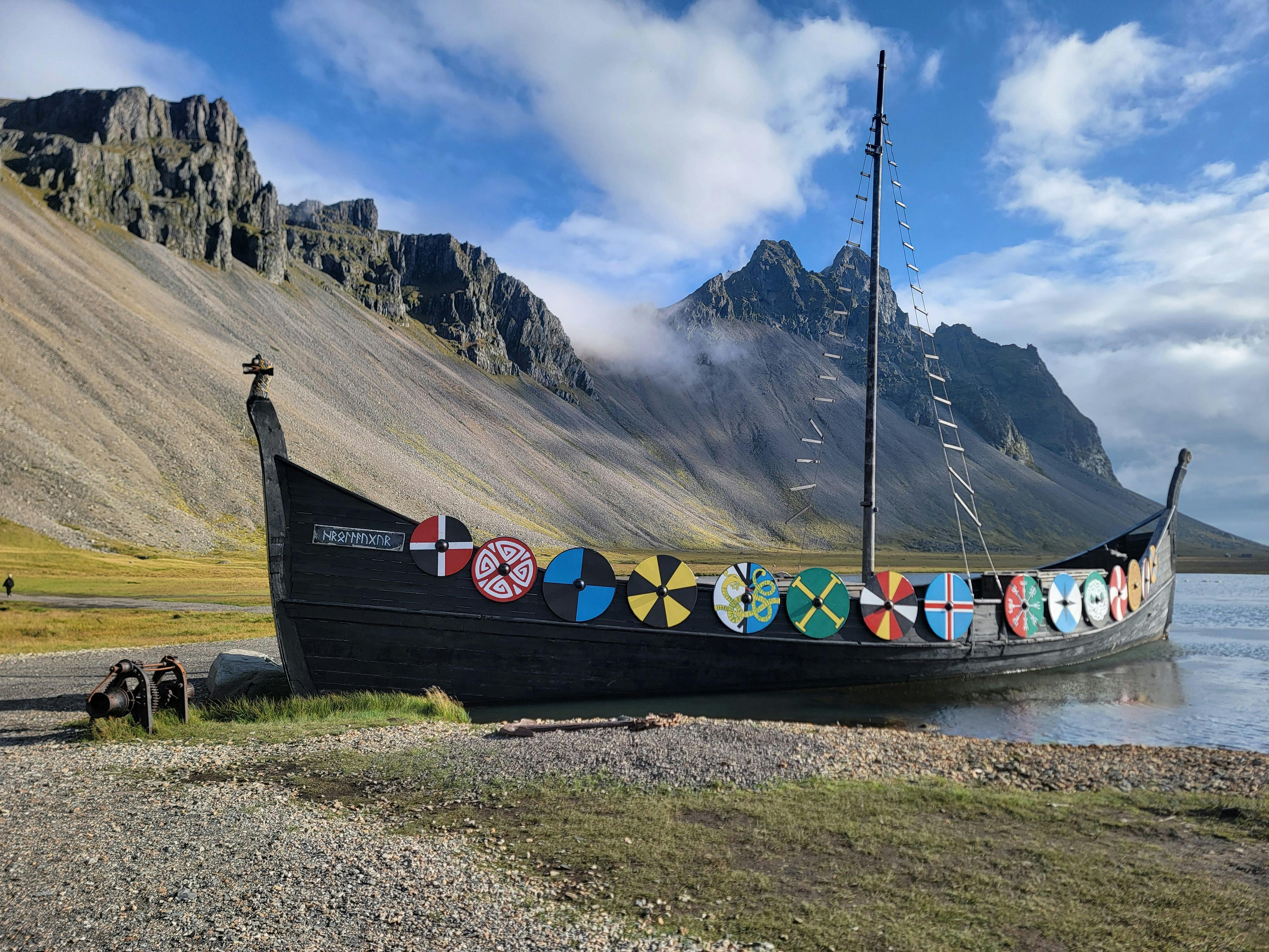 Bilde av et vikingskip i fjordene i Norge.