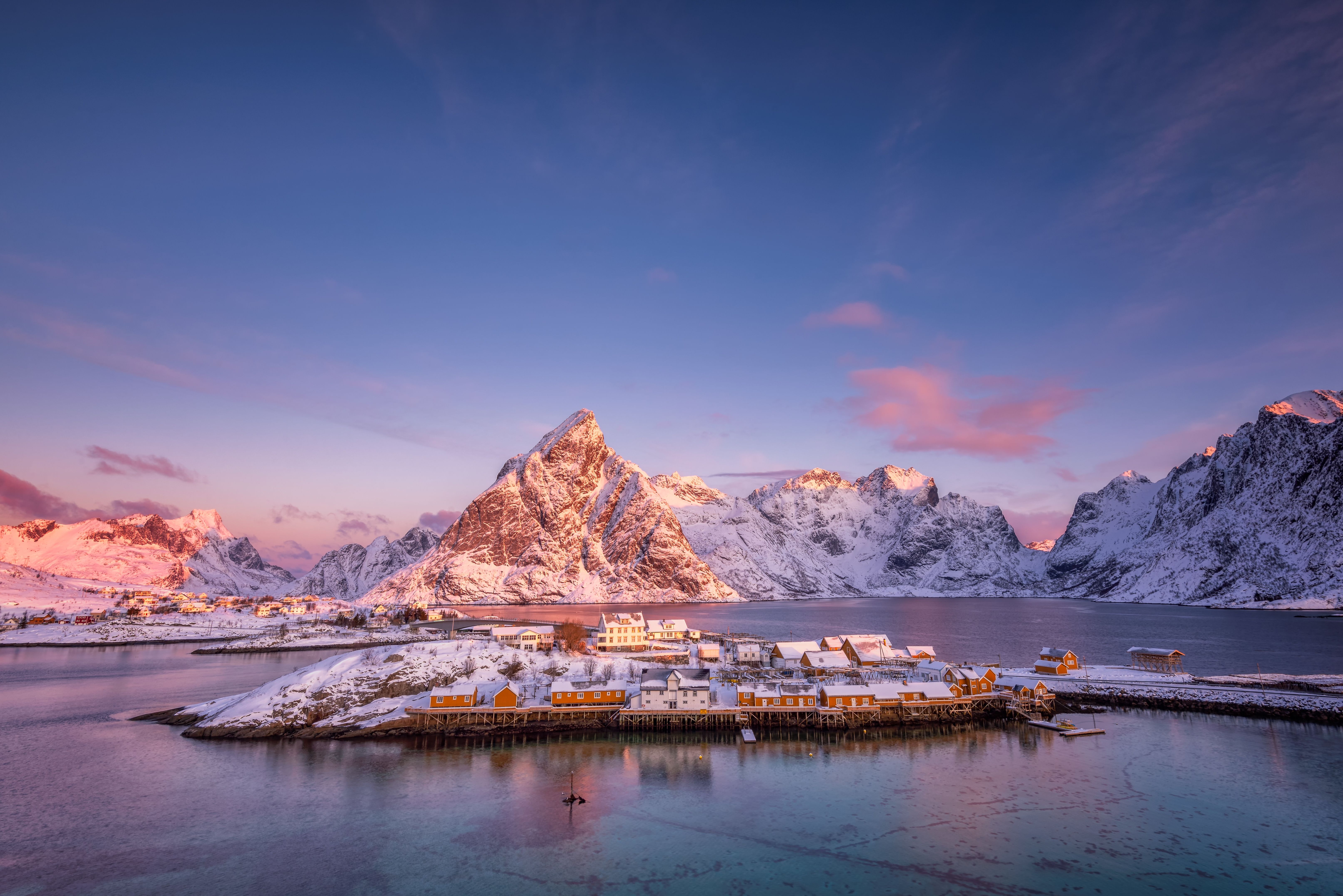 Bilde av Lofoten med fjell i bakgrunnen