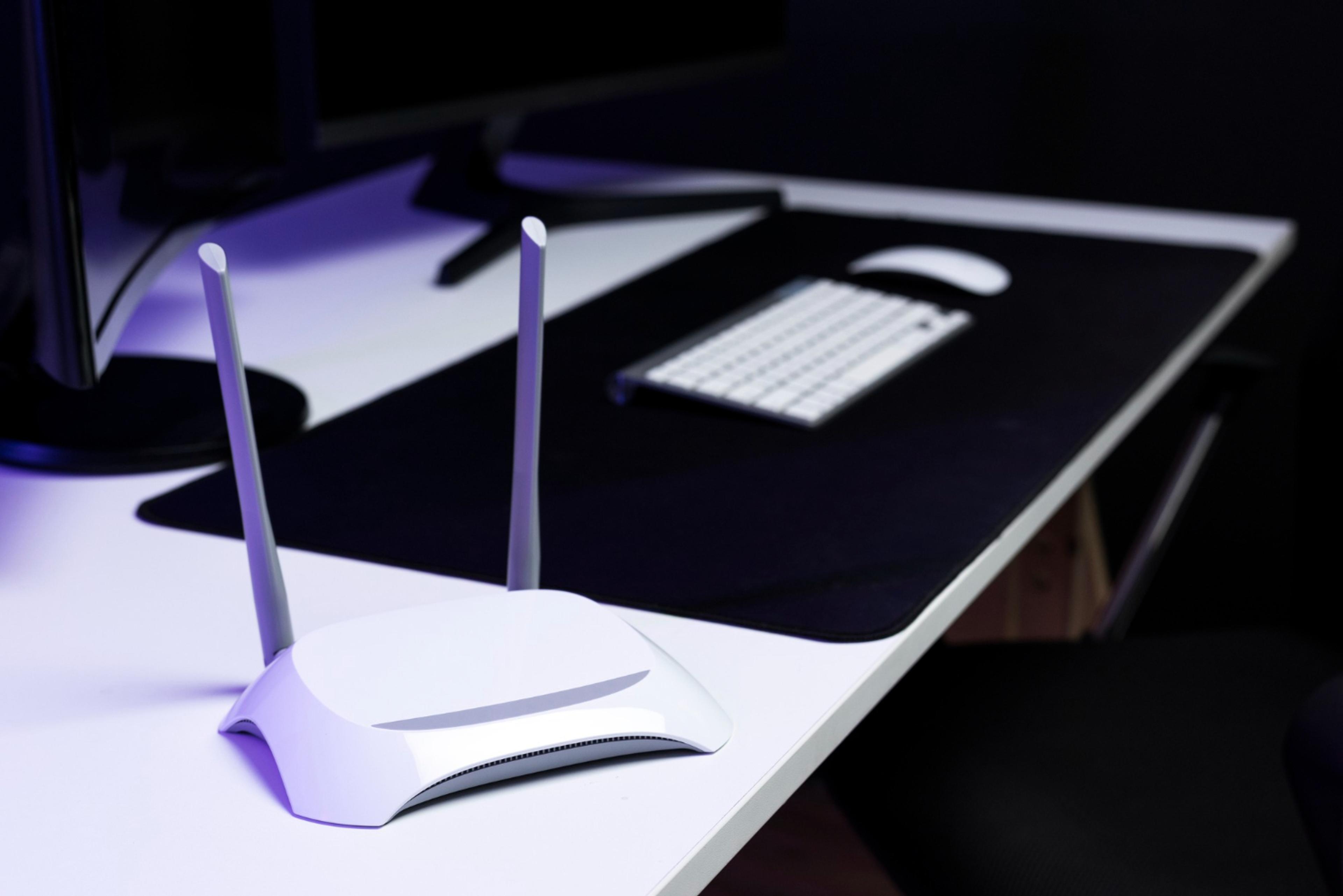 Bilde av en Wi-Fi router på et skrivebord.
