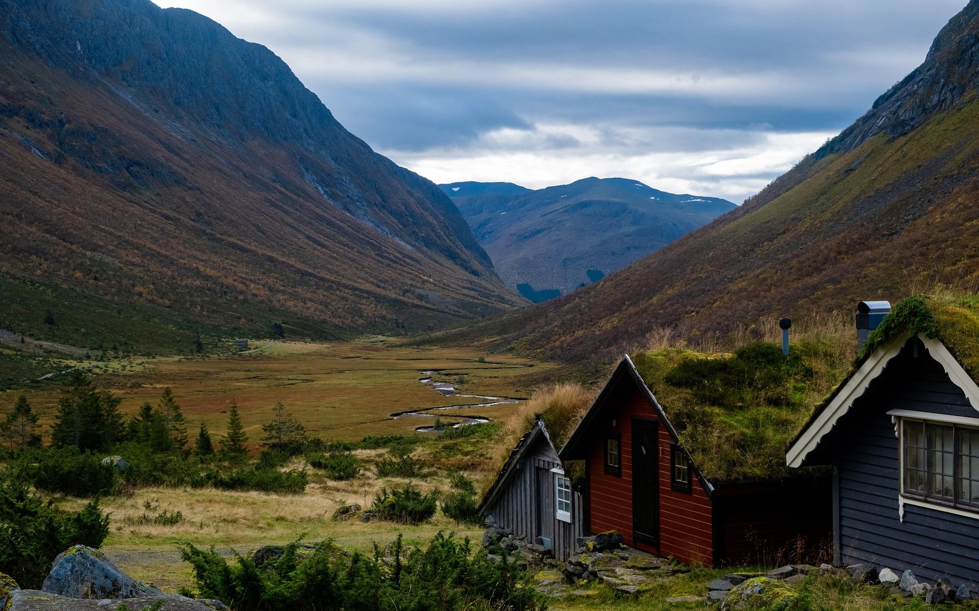 Bilde av en dal, fjell og hytter i Norge.