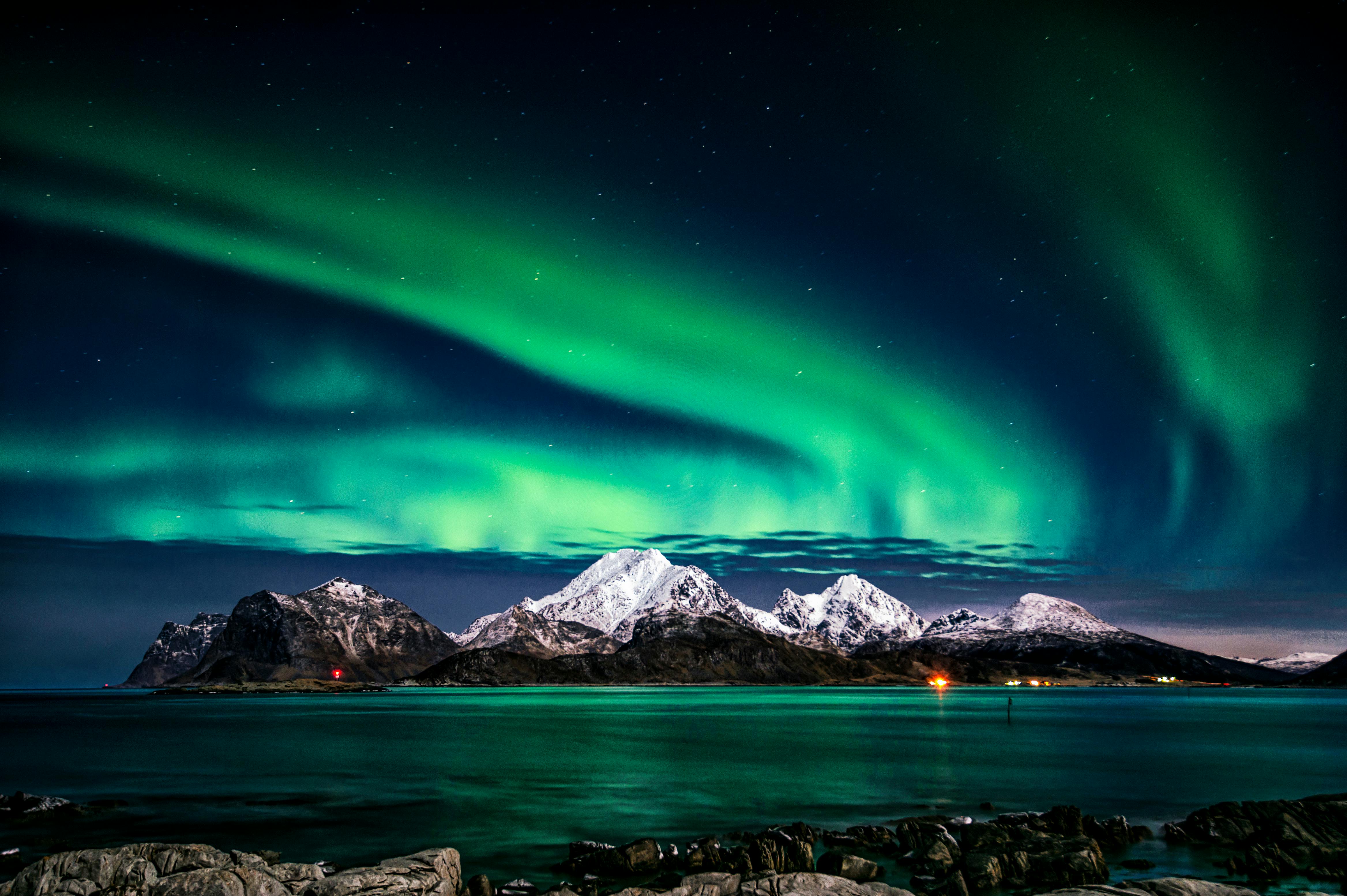 Bilde fra Nord-Norge med fjell i bakgrunnen og nordlys.
