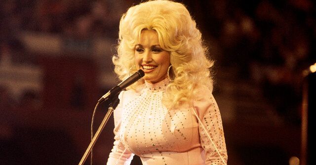 Watch: Dolly Parton Recounts Pulling Gun from Purse to Stop NYC Aggressor