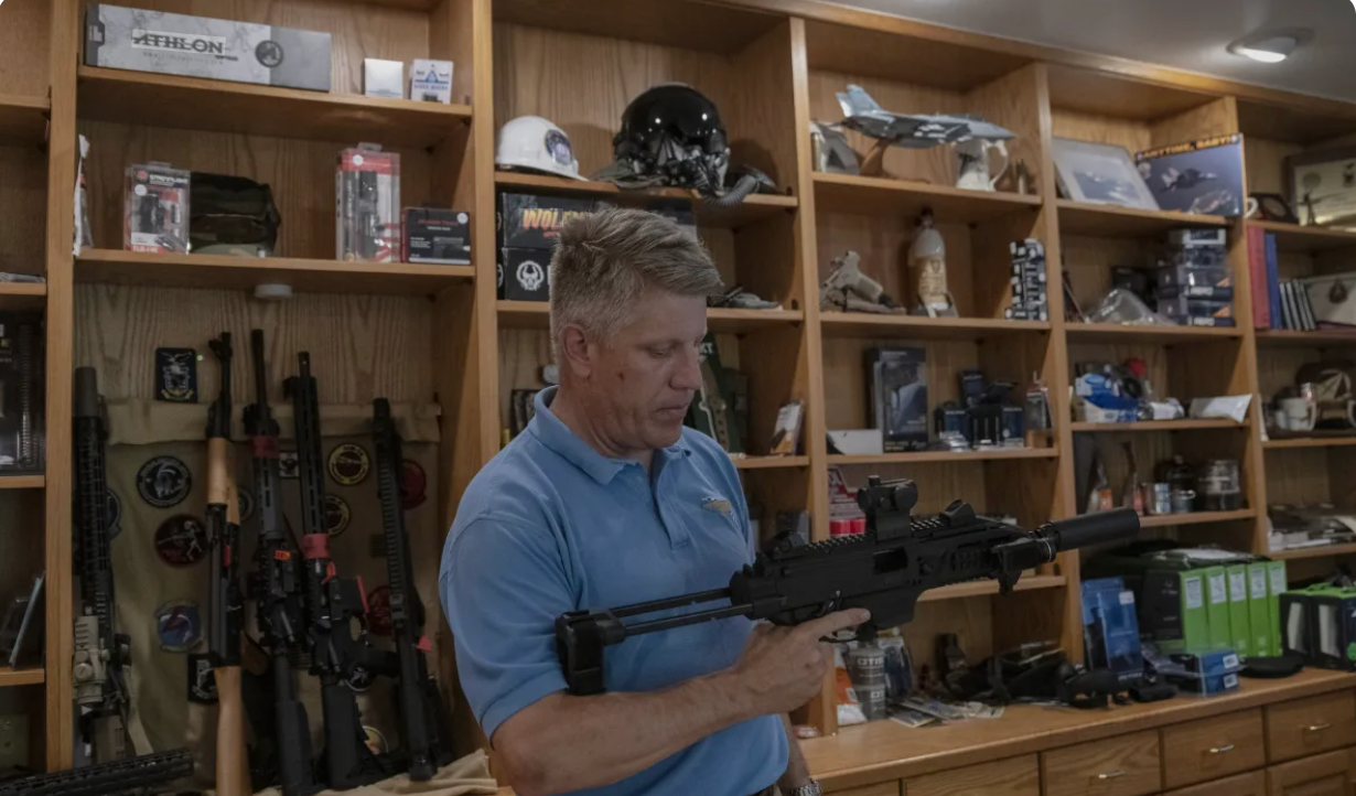 A Chicago Suburb Pries the Door Open for Home-Based Gun Dealers