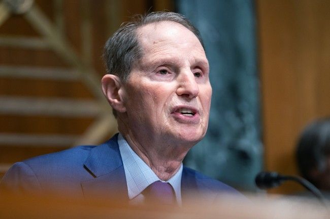 Wyden Wants Gun Laws But Won't Name One After Oregon School Attack