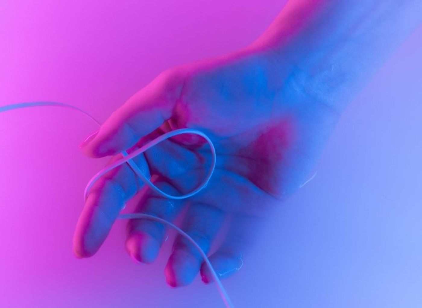 hand holding wire