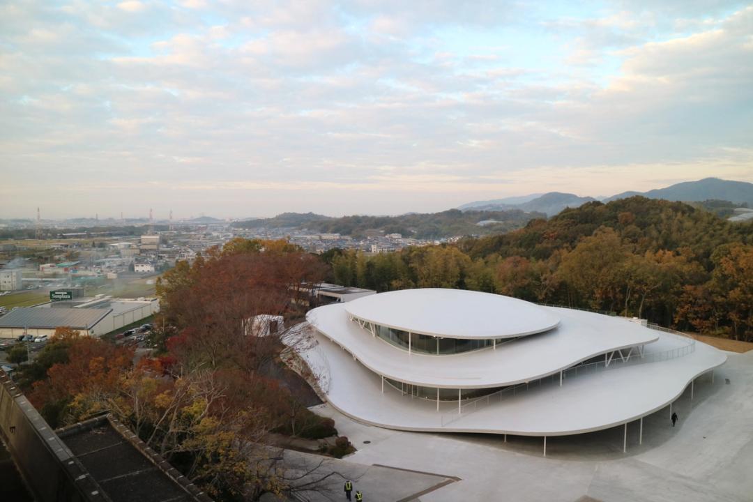 大阪芸術大学 アートサイエンス学科棟 | 妹島和世 KAZUYO SEJIMA | 2018年 | 俯瞰写真