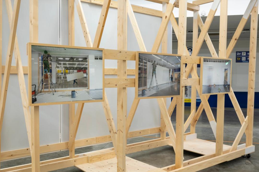 《再構築された壁》に展示された《 3枚の記録写真》，2025　photo：©️齋藤 彰英