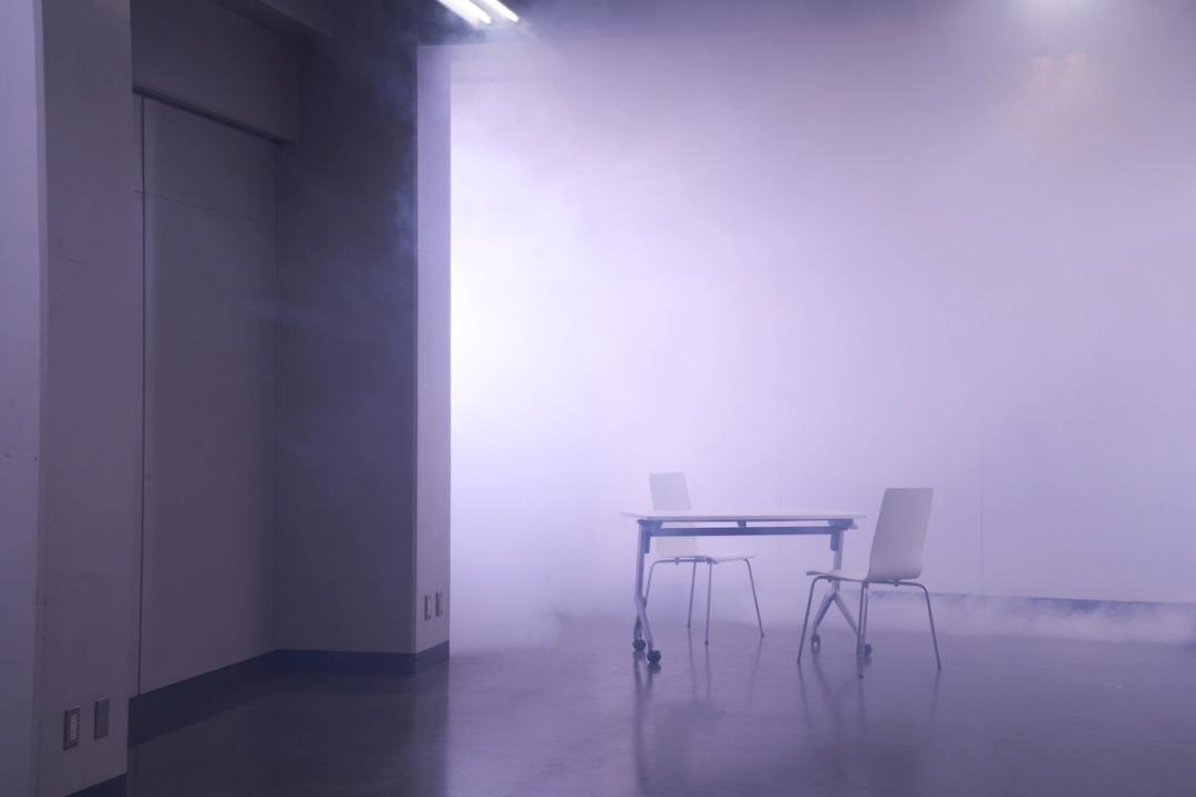 TILTA は、多摩美術大学における建築・環境デザイン領域の大学院と学部を横断する、教育・研究・実践のプラットフォームです。Tama Art University を含む、Interior, Landscape, Theory, Art and Architecture を結ぶ頭文字から構成されています。それらは、専門性や特徴を有するからこそ開かれた概念として存在し、領域同士は互いに支え合い、重なり合いながら関係を結び、多角的な視野を提示します。