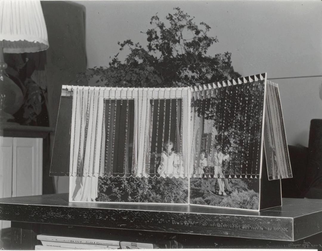 祖父母の家で体験した、夜間に外部から差し込んだ〈ある光〉は、事件として特定できるものではなく、主体や行為の意図を欠いたまま記憶に残存している。この体験は反復的に想起されることで、親しみのある家を次第に「全体を捉えることのできないもの」へと変質させていった。本研究は、フロイトの「不気味なもの」の概念を理論的基盤とし、抑圧されたものが偶然や反復を契機に回帰する現象を、恐怖としてではなく、向けられるべき対象の定まらない不安として捉える。そしてその感覚を、精神分析として内面に回収するのではなく、幼少期に祖父母の家で体験した説明不可能な出来事をアブダクションによって構成されたフィクショナルな家として外在化し、現実世界へ問い返すことを試みる。さらに、マーク・フィッシャーのいう「不在の失敗/現前の失敗」の概念を参照し、認識以前(Before)と認識以後(After)の状態を意図的に生成する。その操作は、ファウンドフッテージ的な映像における現実と虚構の狭間の揺らぎを表現する。そこから仮説形成的推論(アブダクション)によって設計された〈Abduction House〉は、予測不可能なプロパビリティを内包しながら、確定しえない出来事の気配を視覚表象として空間化する。このフィクショナルな家は、存在しないにもかかわらず、私たちが当然視している「現実」そのものが、知覚と記憶の編成によって成立していることを可視化させる。かつて18世紀ピ ラネージの幻想建築がそうであったように、私たちの知覚や記憶が構築する建築の姿は、単なる物理的な実体以上の意味を持ち得るのである。