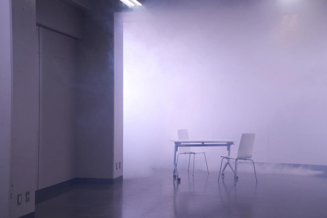 TILTA は、多摩美術大学における建築・環境デザイン領域の大学院と学部を横断する、教育・研究・実践のプラットフォームです。Tama Art University を含む、Interior, Landscape, Theory, Art and Architecture を結ぶ頭文字から構成されています。それらは、専門性や特徴を有するからこそ開かれた概念として存在し、領域同士は互いに支え合い、重なり合いながら関係を結び、多角的な視野を提示します。