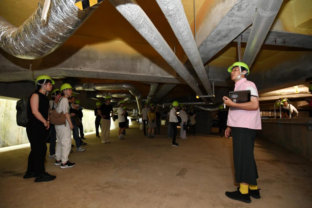 図書館免震構造ツアー