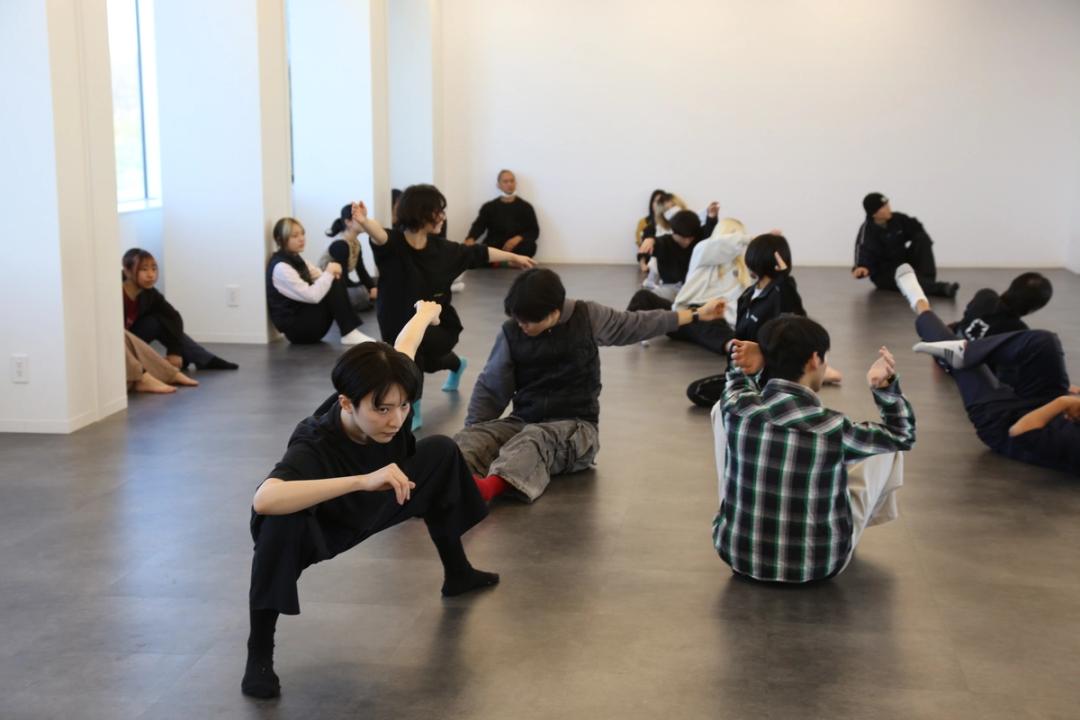 身体表現ワークショップおよびレクチャーを実施