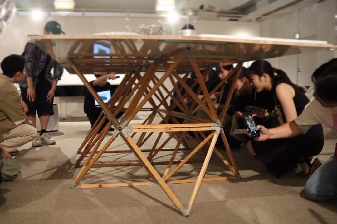 テトラの組み合わせによる什器。