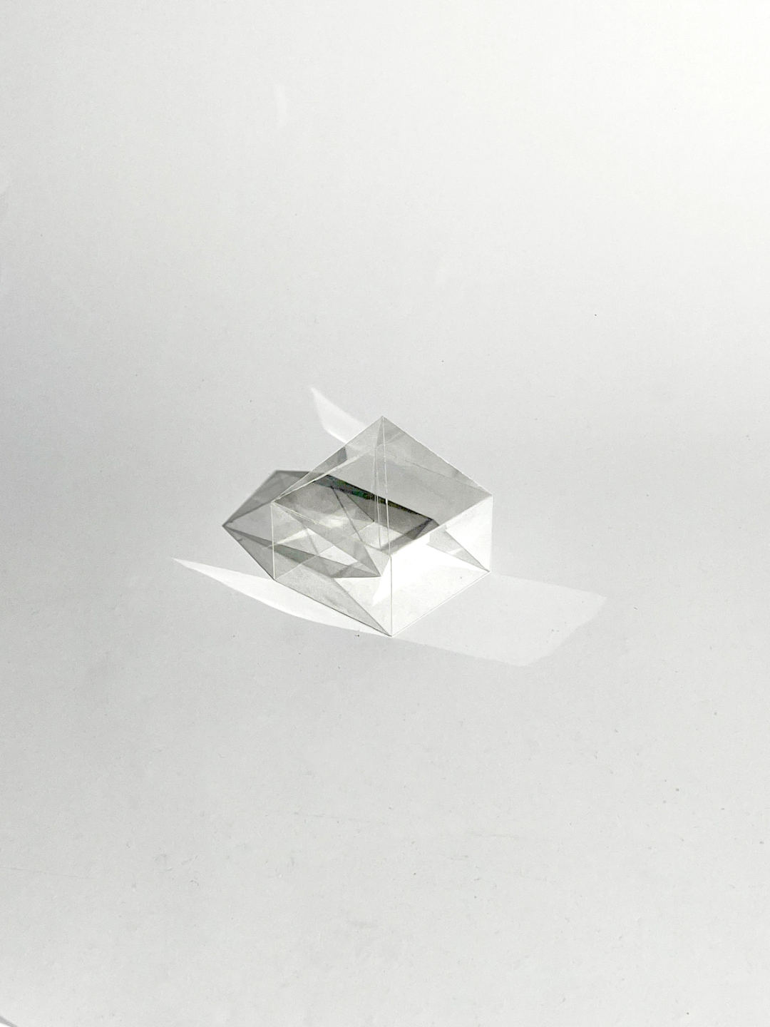 本作《Hologram House》は、変容し続ける媒体を光源とし、平面の枠組みを超えた立体的な像を現出させる試みである。