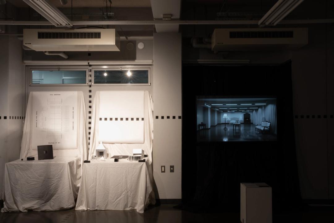 《Repetition》 Koki Kawamura Installation, Curing Tape, Laser Printing, Paper, 2025  《Untitled》 Hitoki Keino Video,Short Film,Installation,2min52sec， 2025　photo：©️Yoshiyuki Fujiwara