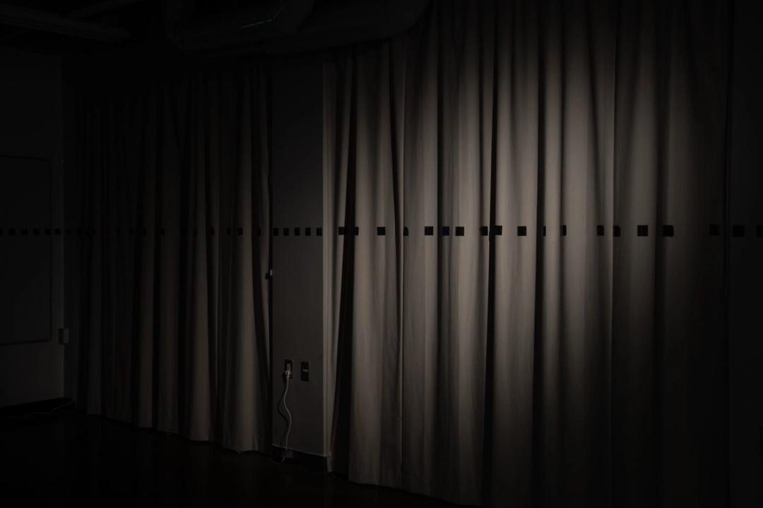 《Repetition》 Koki Kawamura Installation, Curing Tape, Laser Printing, Paper, 2025　photo：©️Yoshiyuki Fujiwara