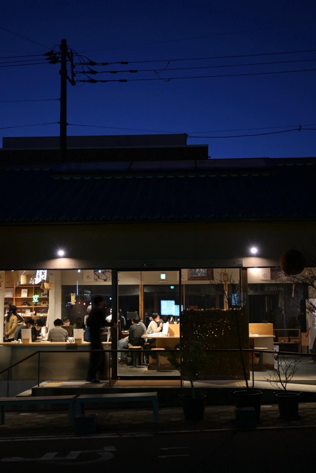 鹿の舟竈で食事　Photo by OKAYAMA Saki