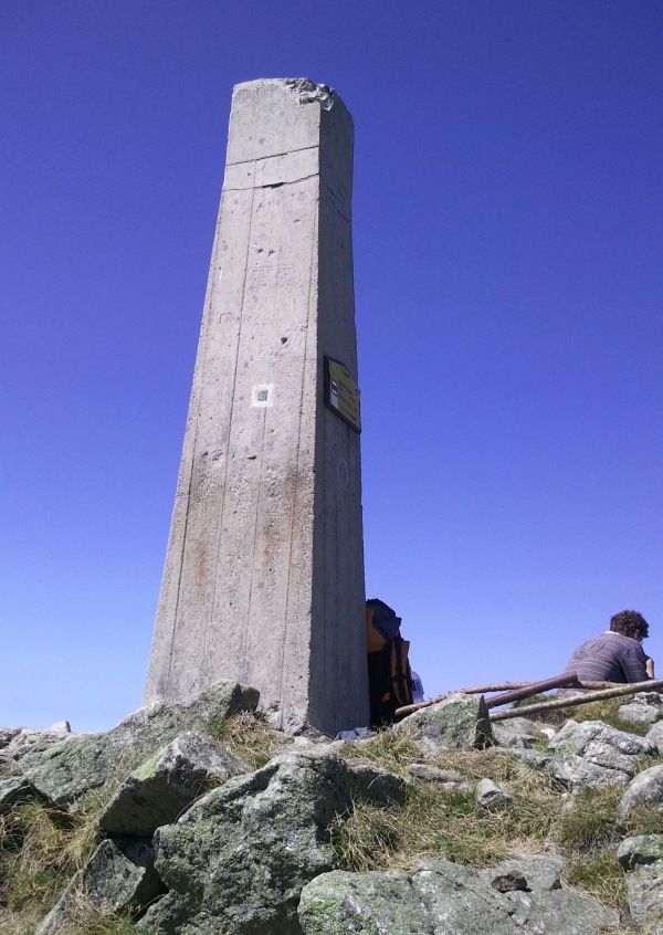 vrcholový stĺp 2164 m.n.m.